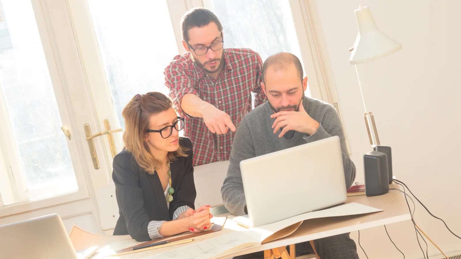 Business-Szene passend zum Beitrag 5 Webdesign-Fehler und wie du sie vermeidest