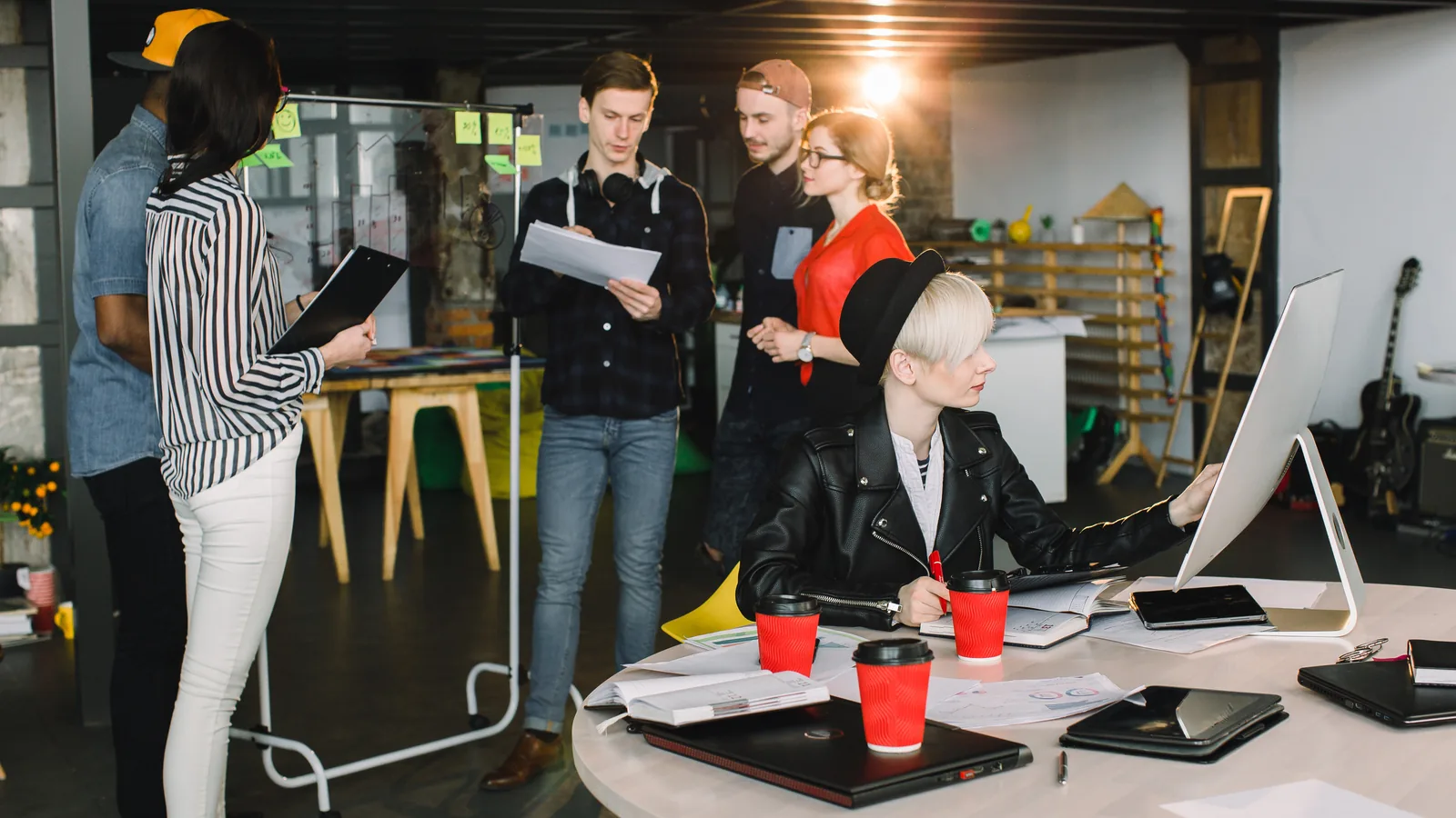 Business-Szene passend zum Beitrag Warum ein Architekturbüro eine Internetseite braucht