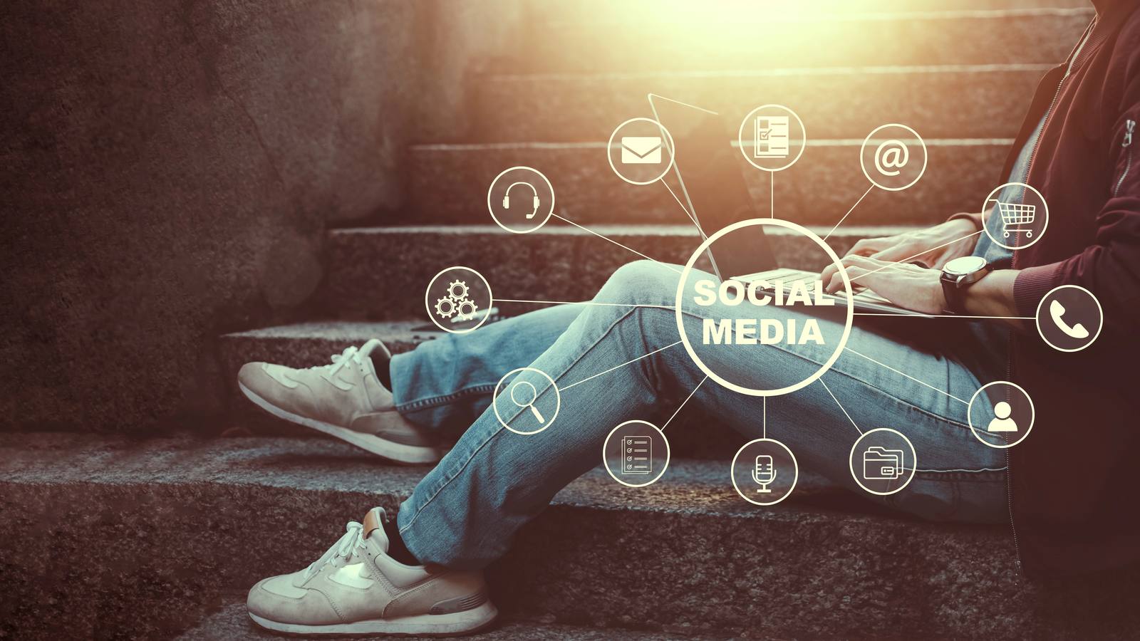 Team plant Social-Media-Inhalte und Kampagnen im Strategiegespräch