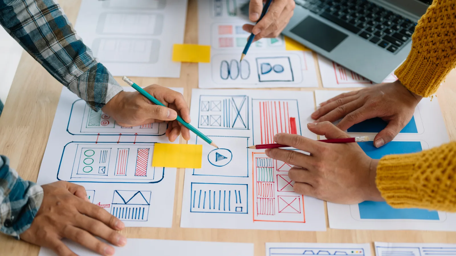Website-Baukasten oder Webdesigner: Was passt besser?