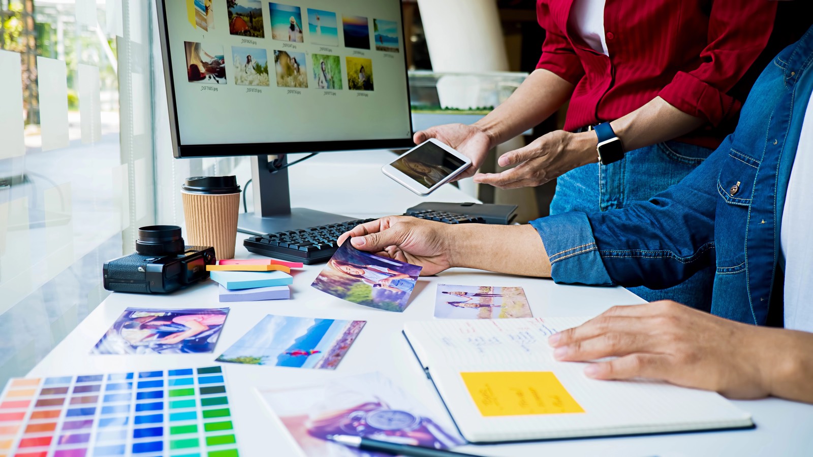Kreativteam entwickelt Corporate Design und Markenauftritt am Bildschirm